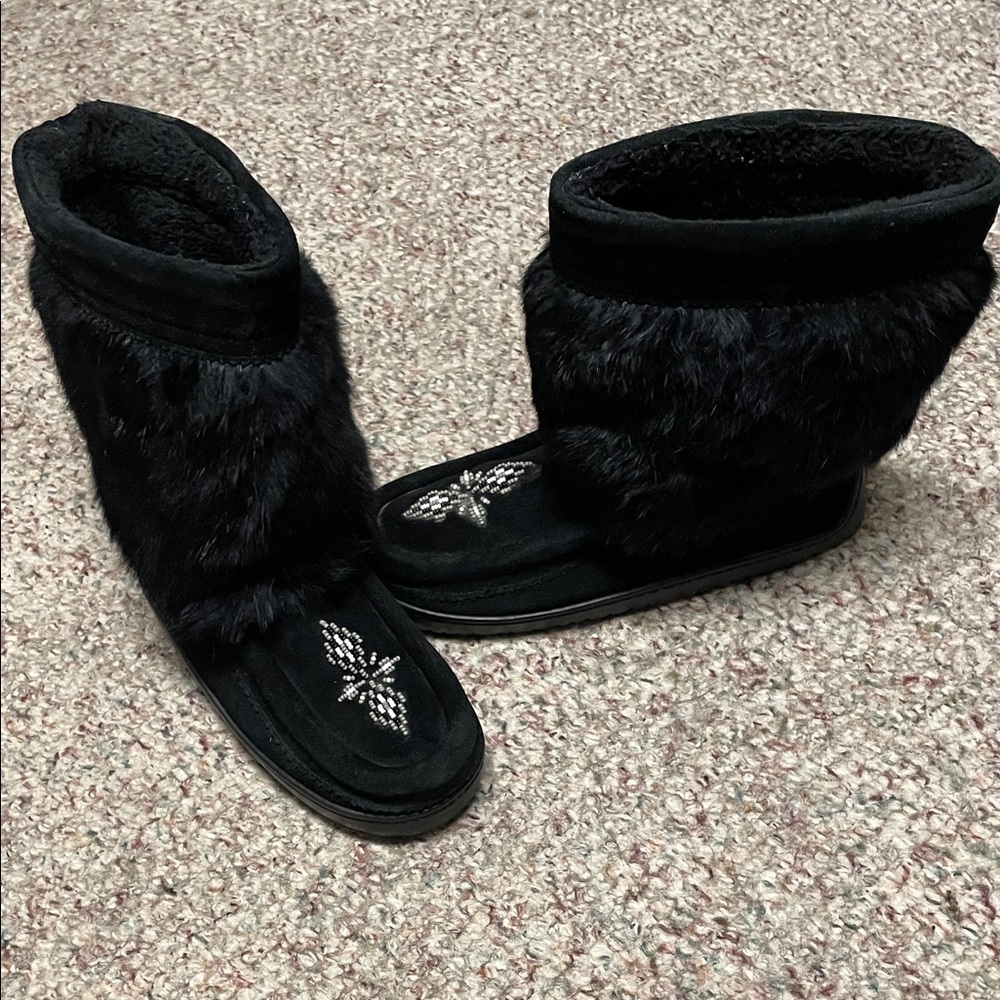 Manitobah mukluks real Black Fur/suede beaded toe Women's mukluks